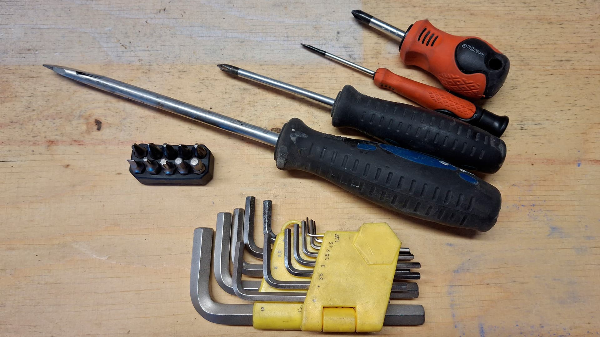 <p data-block-key="s9r7d">Ruuvimeisseleitä, kuusikoloavainsarja ja ruuvauskärkiä. (Kuva: Sari Nieminen)</p>