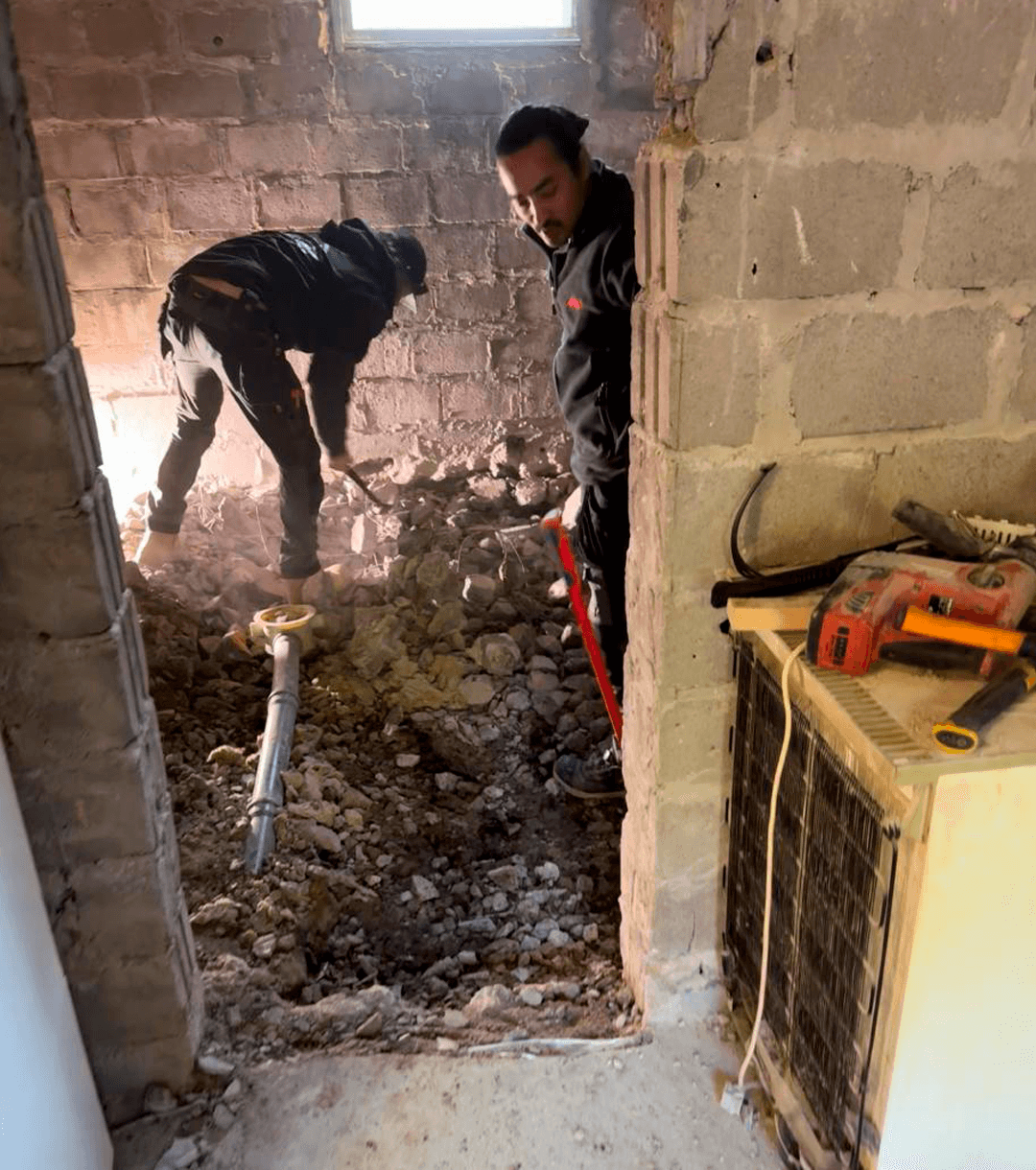 <p data-block-key="1mzjj">Finnralian työkavereista oli suuri apu esimerkiksi kellarin lattian purkamisessa. (Kuva Vilja Schepel)</p>