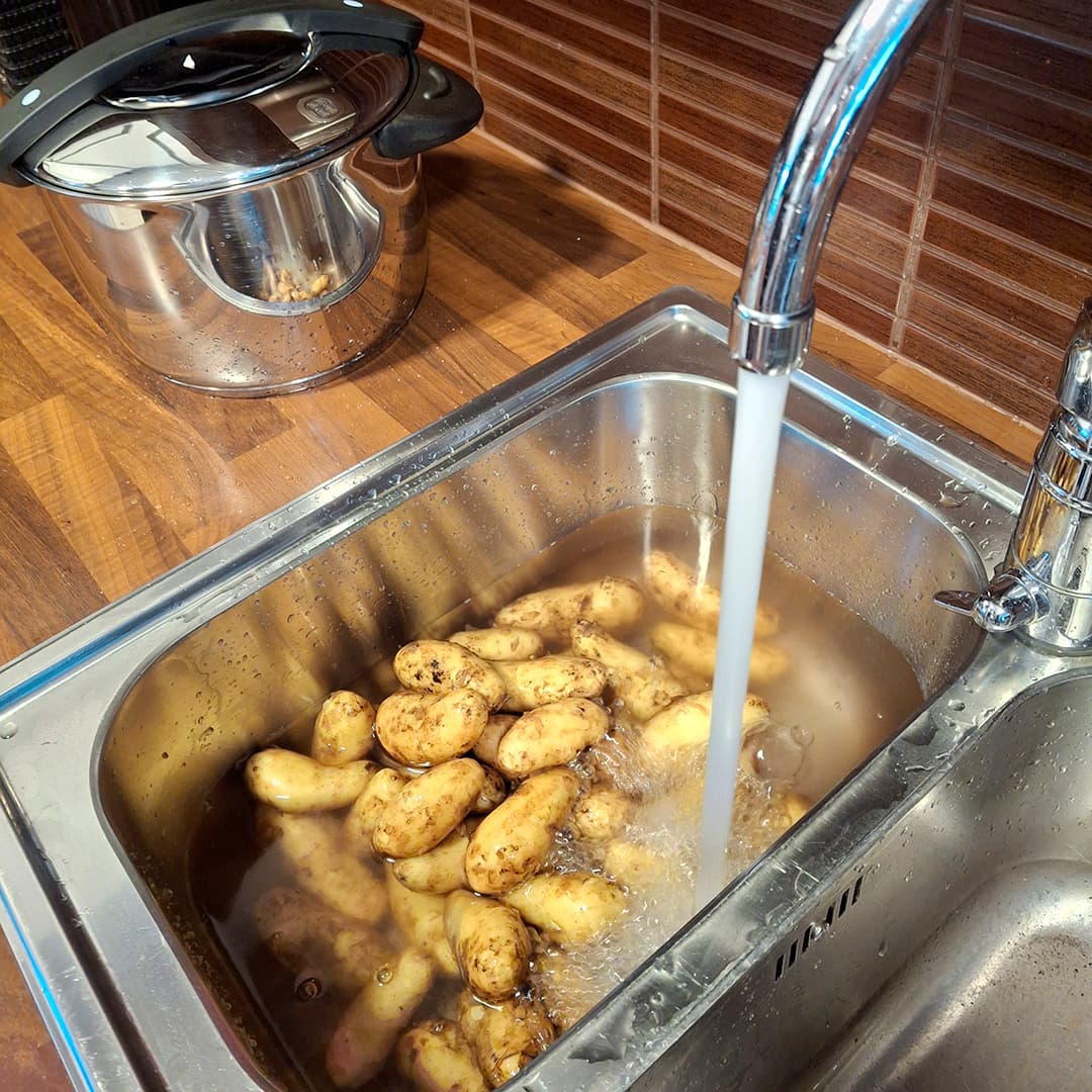 <p data-block-key="3x1mf">Pussillinen uusia perunoita likoamassa vedessä ja seuraavaksi alkaa pesu, ehkä hieman epätavallisella menetelmällä.</p>