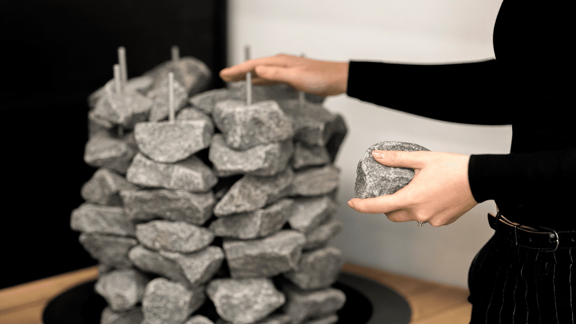 <p data-block-key="rur85">Oikein ladotut kiuaskivet jättävät ilmatilaa lämmön kiertämiselle. Tiivis tai murentunut kivipesä heikentää löylyä ja kuormittaa kiuasta. Kuvassa Mondex Rakka-kiuas. (Kuva Mondex oy)</p>