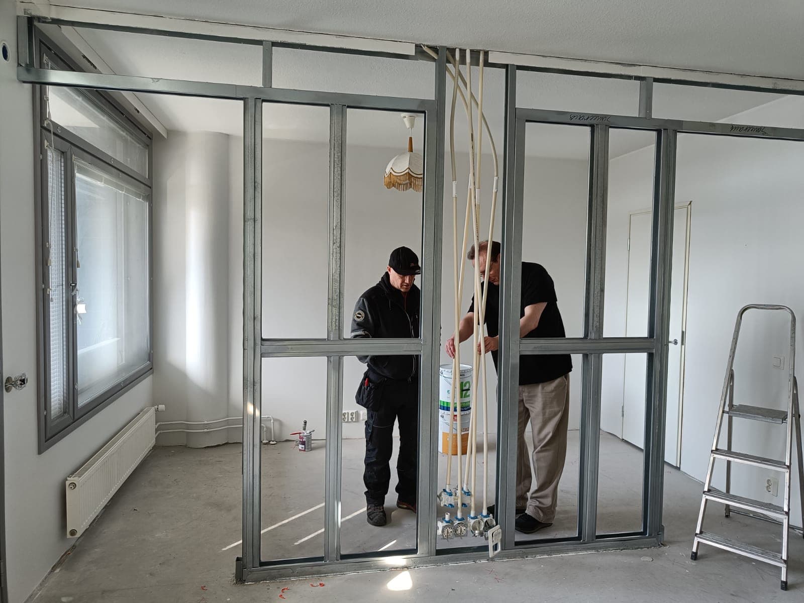 <p data-block-key="w2fjr">Teräsrankainen väliseinä taipuu moneen. Se on erittäin helppo asentaa paikoilleen.</p>