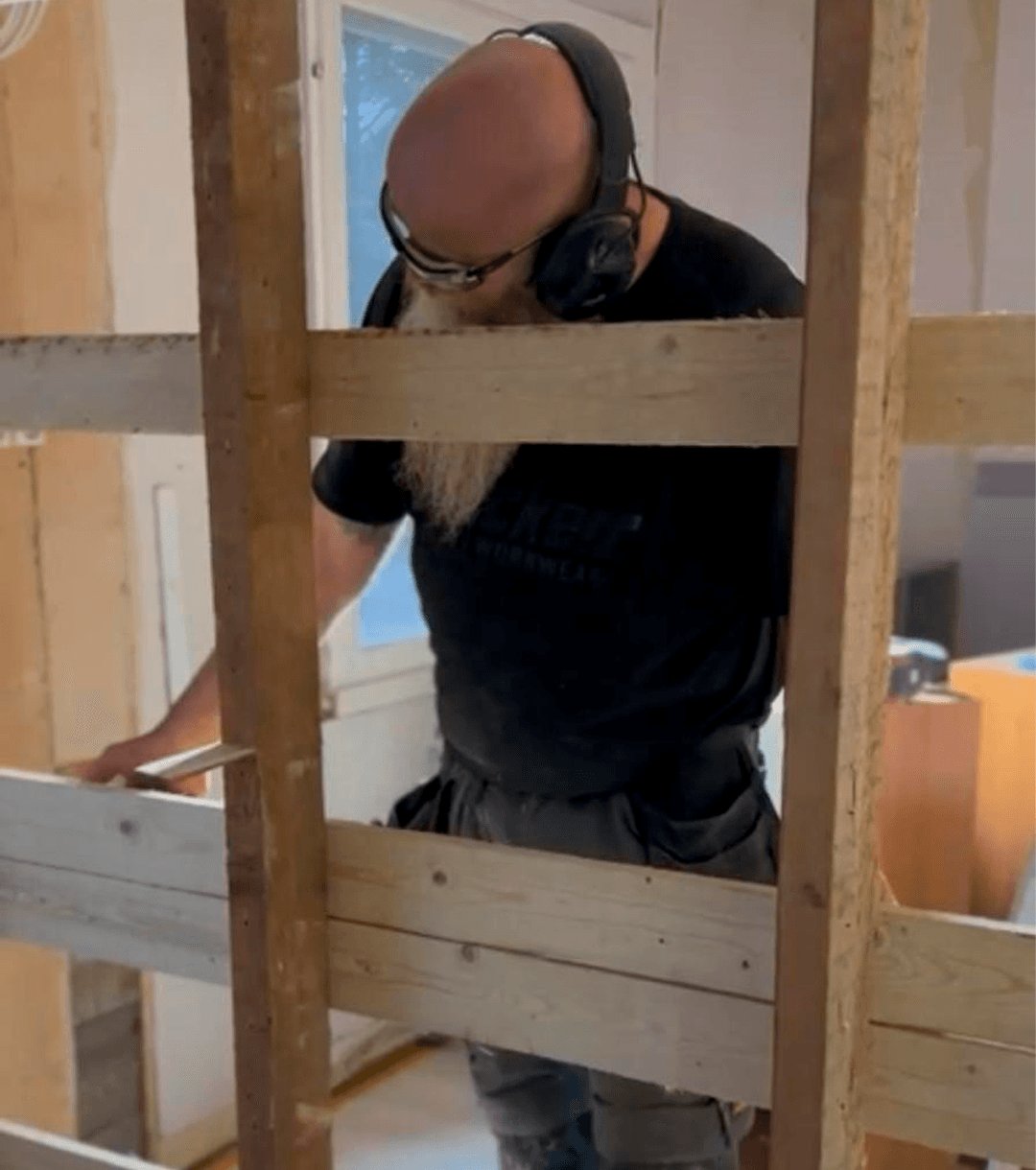 <p data-block-key="unssi">Rakenteita ei uusita turhaan – vanhat materiaalit ja perinteiset työtavat saavat jatkaa elämäänsä. (Kuva Vilja Schepel)</p>