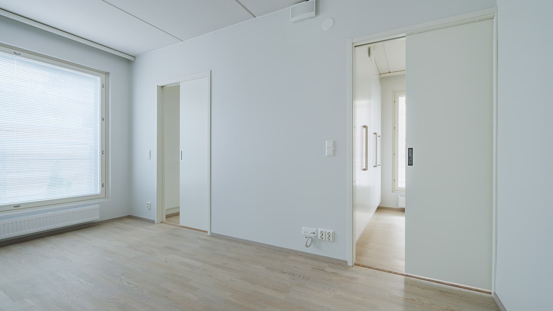 valmiiksi rakennettu teräsrankainen kipsilevyseinä jossa on oviaukko ja liukuovi molemmissa päissä. seinä on valmoinen