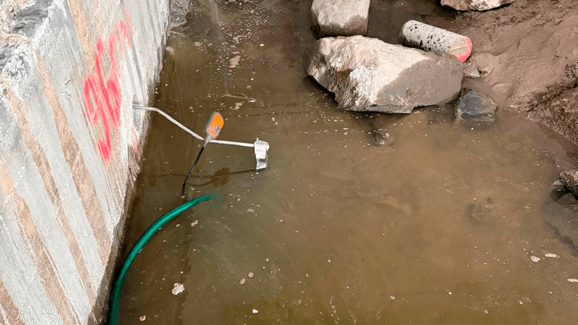 <p data-block-key="hh9qq">Uppopumppu paljasti veden todellisen pinnankorkeuden alapohjan alla. (Kuva Jari Tuomela)</p>