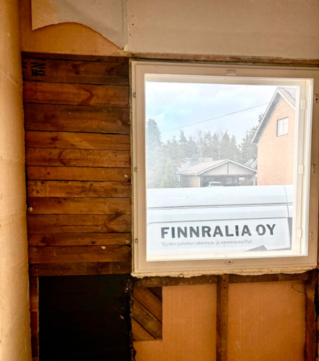 <p data-block-key="60jn5">Makuuhuoneen ulkoseinä avattiin ikkunan ympäriltä, kun kevyeksi suunniteltu pintaremontti laajeni rakenteiden korjaukseksi. Seinän voimakas haju johti materiaalinäytteeseen, joka vahvisti kreosootin. Auki revityistä seinistä...</p>