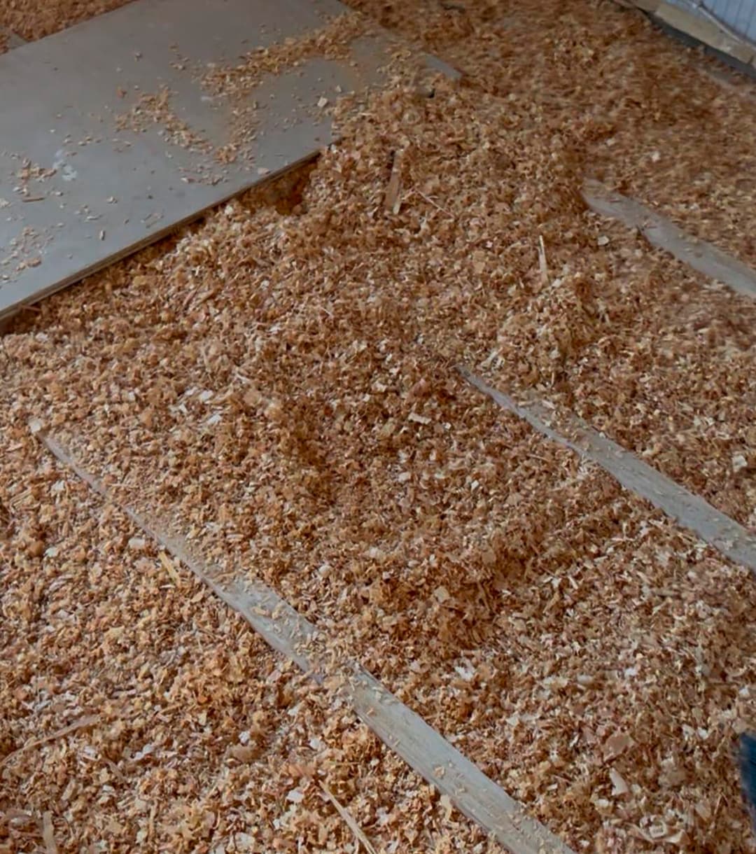 <p data-block-key="68p2f">Seinistä poistettu puhdas ja hajuton purueriste käytettiin uudelleen välipohjassa. Käyttökelpoisen materiaalin säästäminen on kulkenut mukana Viljan koko remonttiprojektissa.</p>