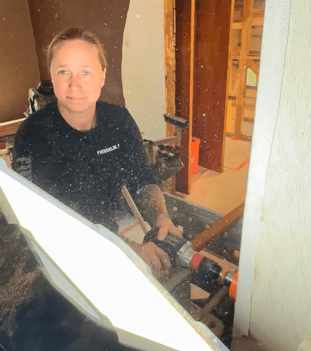 <p data-block-key="pi295">Sähköille uusia reikiä seinään. (Kuva David Myers)</p>