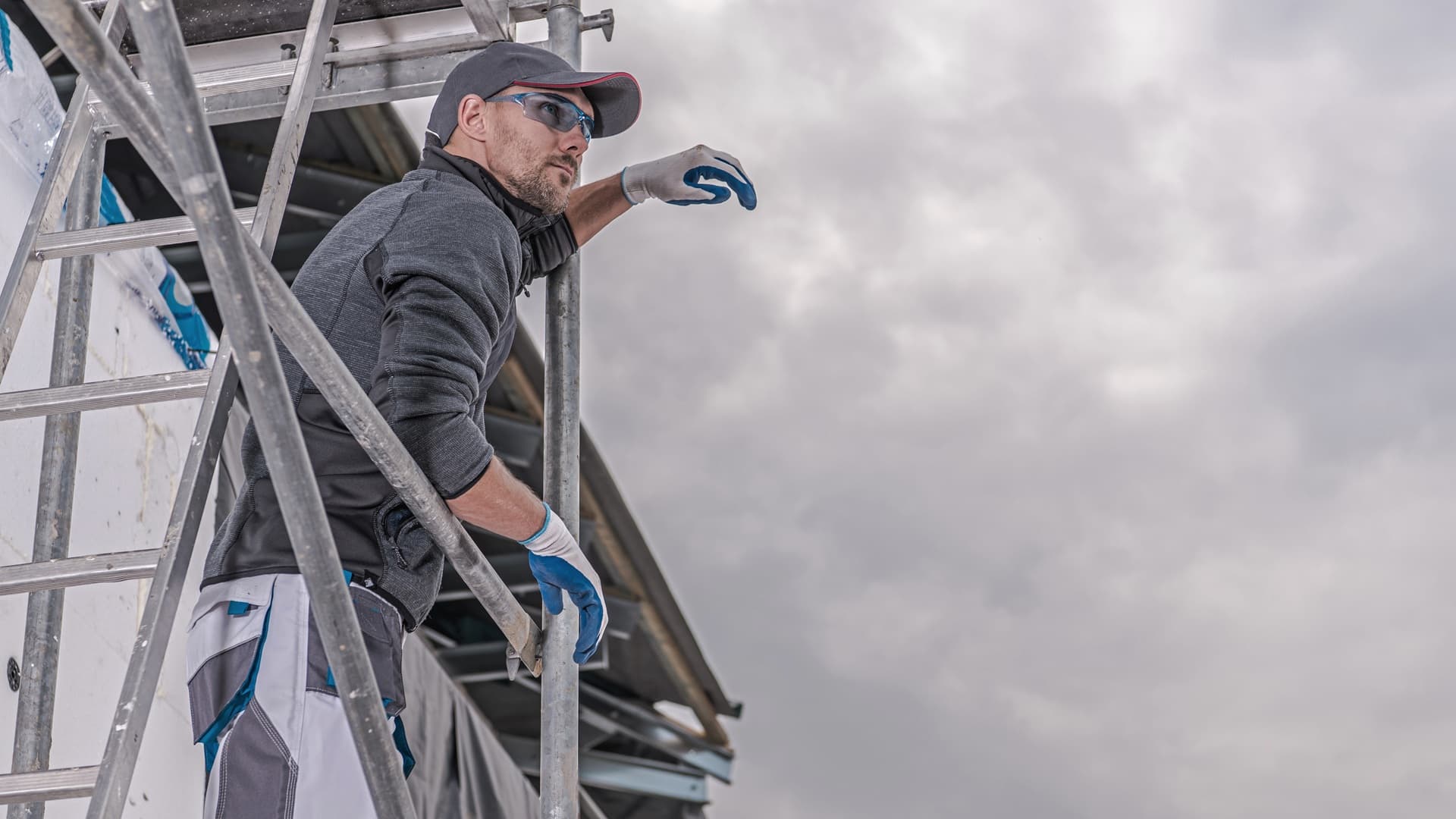 <p data-block-key="y4e4m">Korkeuksissa tehtävä työ vaatii keskittymistä ja huolellisuutta. (Kuva: Envato)</p>