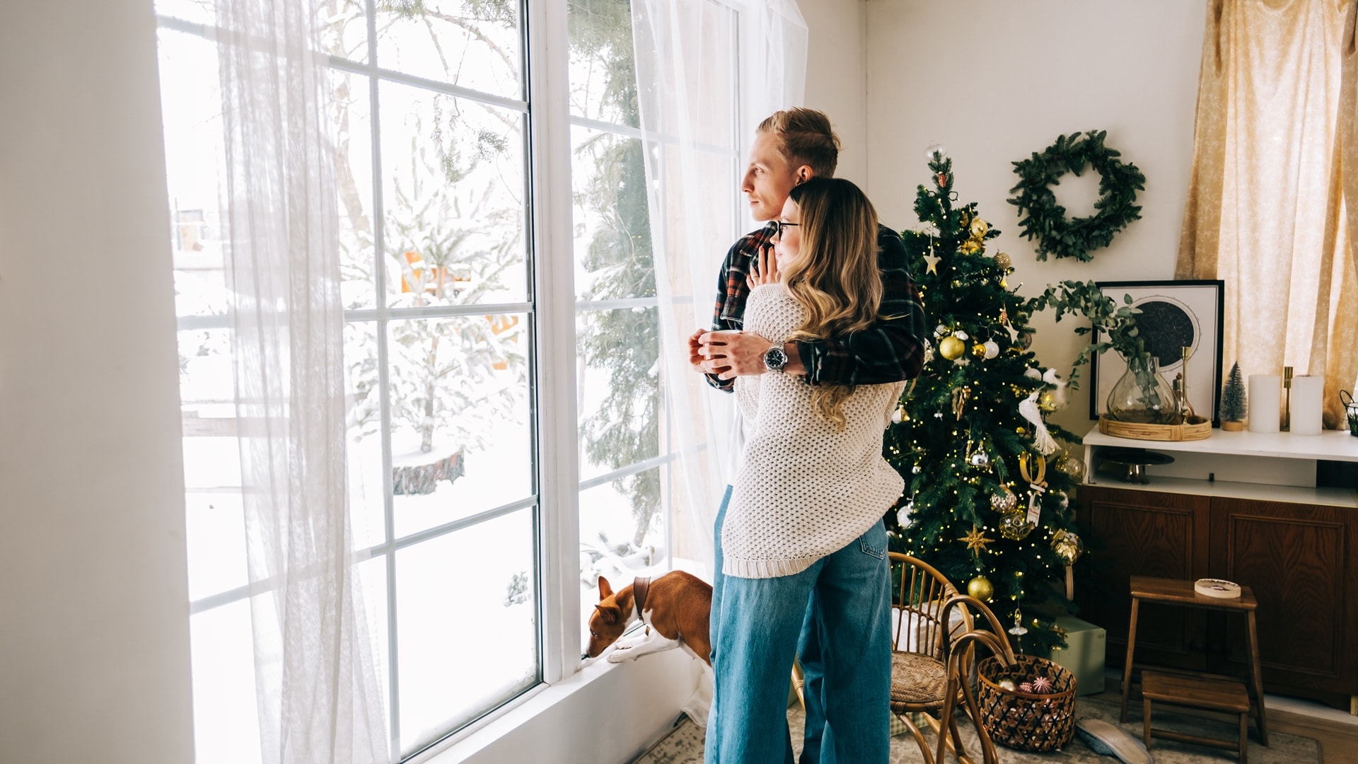 nuori pariskunta katselee ikkunasta