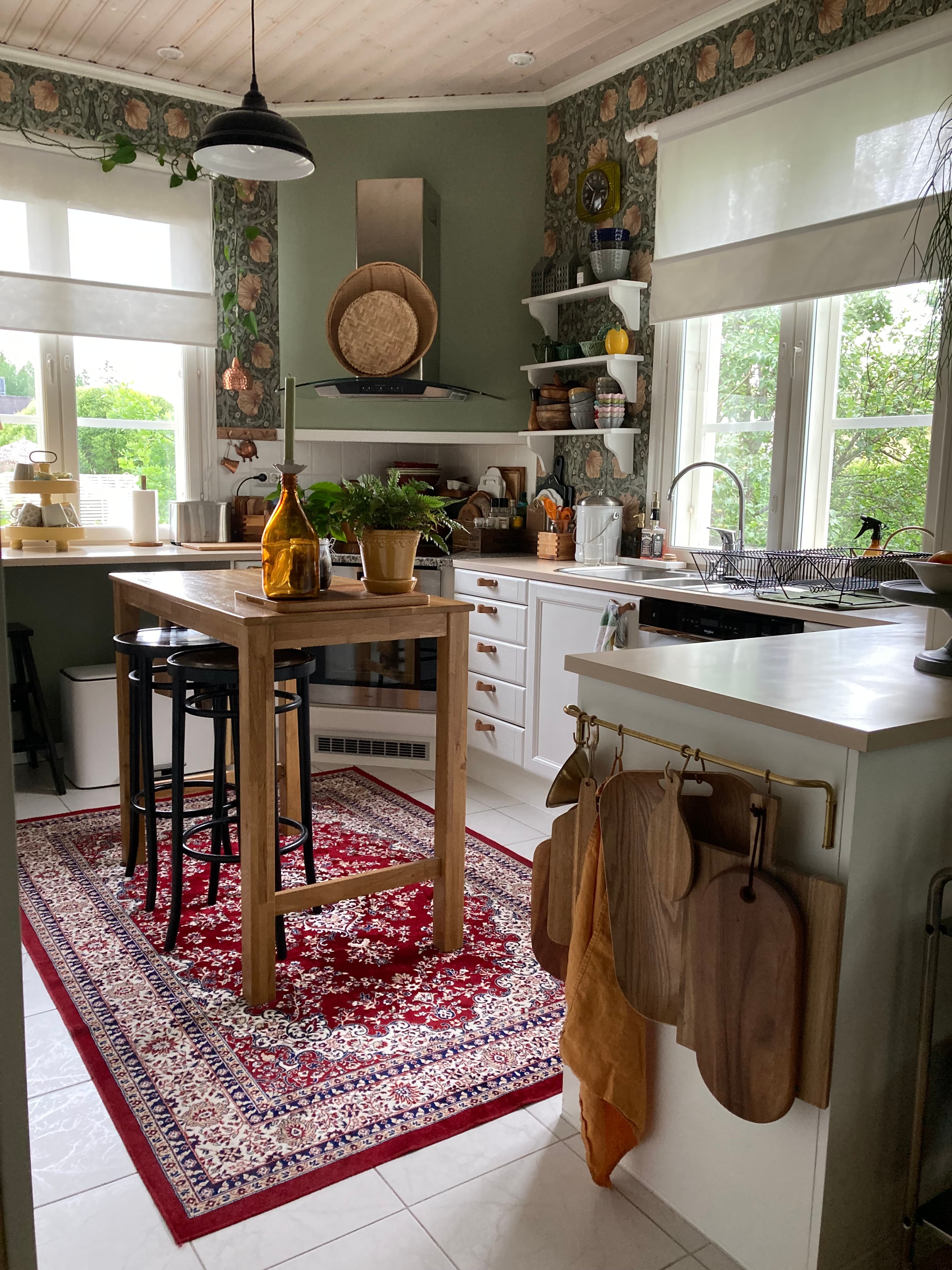 Kirsin värikäs keittiö hurmaavin huone